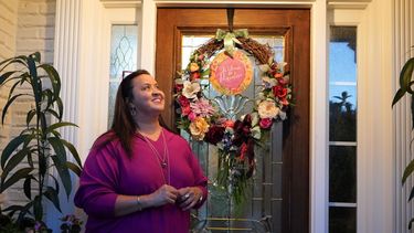 Johanna Valle, nacida en Nicaragua, posa para un retrato en Newnan, Georgia, el miércoles 20 de octubre de 2021.