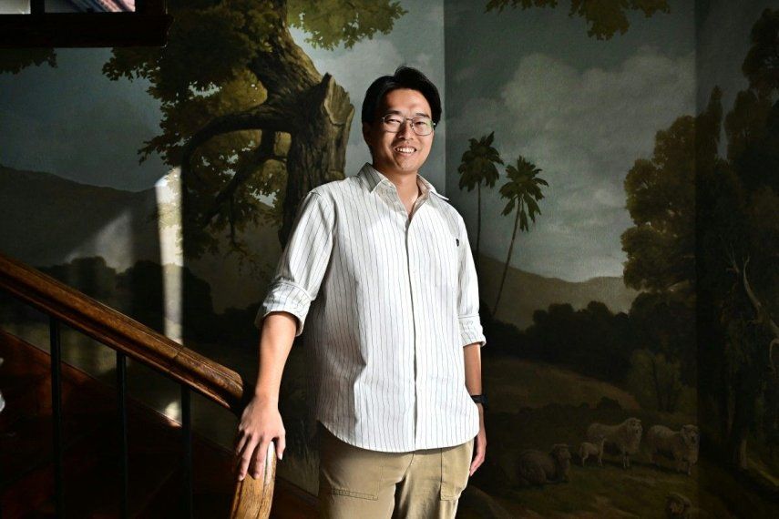 El productor chino Vincent Wang, durante una pausa en la filmación de la serie vertical de drama Love Through All Seasons, en el castillo Wrensmoor, en Alhambra, California.