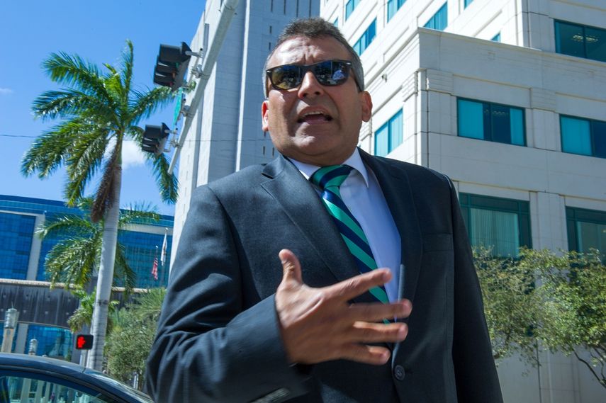 El abogado Sidney Sittón, del equipo de defensa del expresidente panameño Ricardo&nbsp;Martinelli, habla con la prensa a su salida del edificio federal de justicia James Lawrence King, en Miami.&nbsp;
