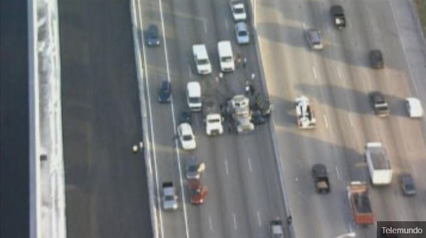 Todos los carriles de la autopista fueron cerrados mientras las autoridades levantaban el choque múltiple&nbsp;