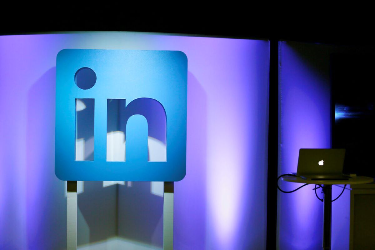 Logo de LinkedIn en una presentación en San Francisco. Logo de LinkedIn en una presentación en San Francisco.