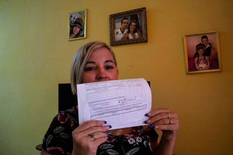 Danmara Triana muestra el documento, fechado en septiembre de 2017, empleado por su esposo para iniciar el proceso de reunificación familiar, en Cienfuegos, Cuba.