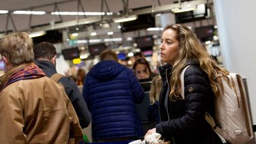 La estadounidense Christine Barto hace fila para preguntarle sobre su vuelo a un representante en un mostrador de United Airlines en el aeropuerto internacional de Bruselas, el jueves 12 de marzo de 2020.&nbsp;