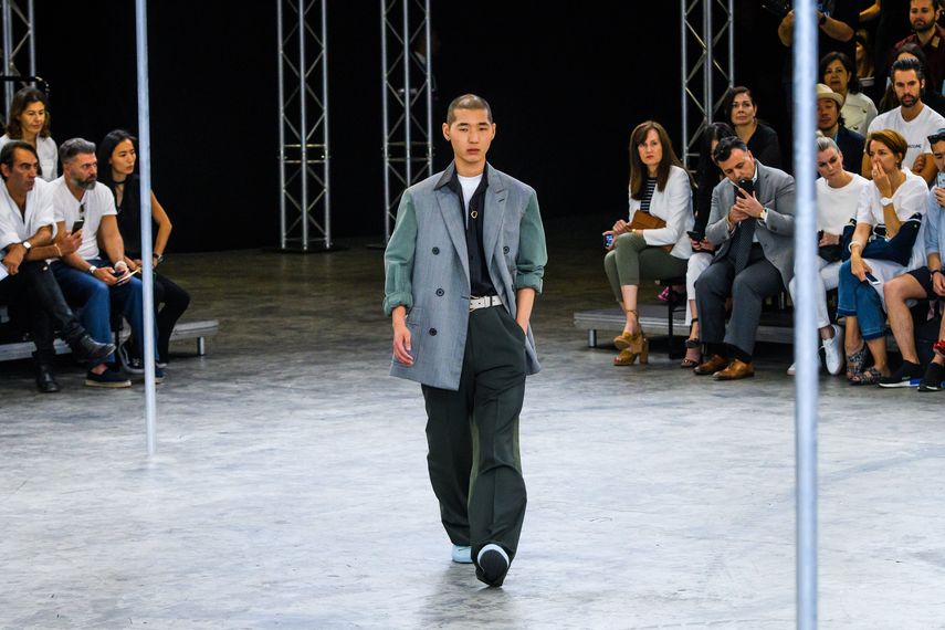 Modelo presenta la creación de la marca Lanvin en la Semana de la Moda Masculina.