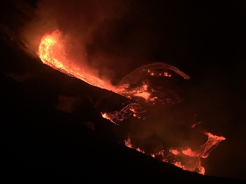 En esta imagen proporcionada por el Servicio Geológico de Estados Unidos, lava saliendo del cráter Halemaumau del volcán Kilauea, el domingo 20 de diciembre de 2020.&nbsp;