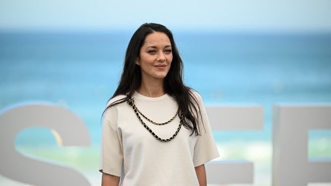 La actriz francesa Marion Cotillard posa en el Festival de Cine de San Sebastián 2026.