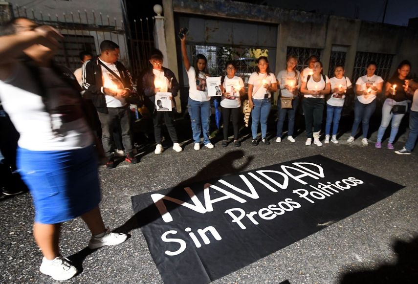 Familiares de personas arrestadas durante las protestas posteriores a las disputadas elecciones presidenciales del 28 de julio, sostienen velas durante una vigilia exigiendo su liberación, frente a la prisión de Tocuyito, en Tocuyito, estado de Carabobo, Venezuela, el 1 de noviembre de 2024.