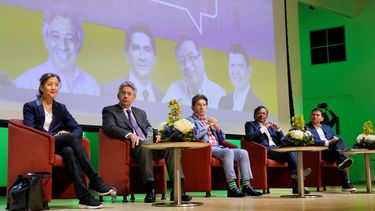 De izquierda a derecha, los candidatos presidenciales Ingrid Betancourt, Enrique Gómez, Luis Pérez, Gustavo Petro y John Milton Rodríguez realizan un presidencial en la Universidad Externado de Colombia en Bogotá el martes 29 de marzo de 2022.