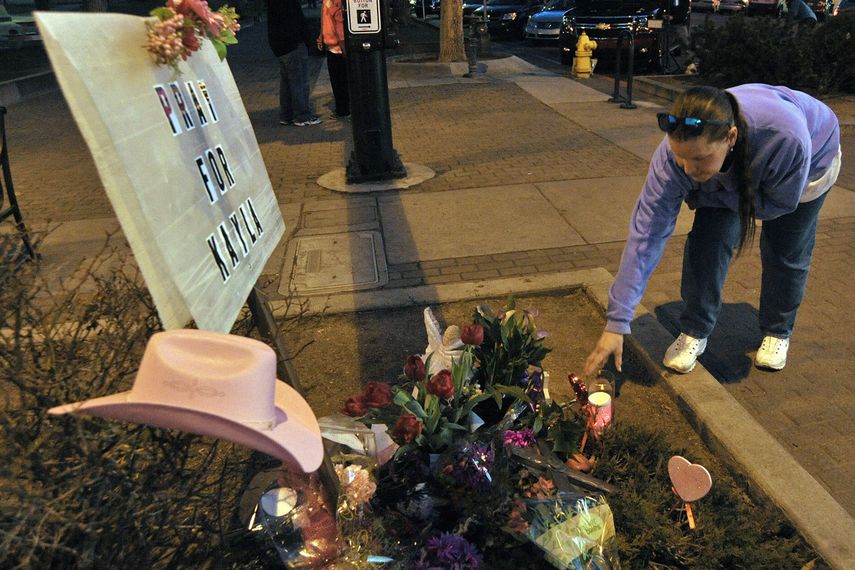 Melody Moravec deja una vela electrónica en un monumento improvisado para recordar a Kayla Mueller, el 10 de febrero de 2015, en Prescott, Arizona. (Foto AP/The Daily Courier, Matt Hinshaw)