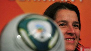 Tatjana Haenni, jefa del departamento de Competiciones Femeninas de la FIFA, asiste a una conferencia de prensa previa al sorteo final de la Copa Mundial Femenina de la FIFA 2011 en Fráncfort del Meno, el 29 de noviembre de 2010. Brasil, vigente campeona del mundo, y las otras 15 naciones que competirán en la fase final del próximo año conocerán a sus rivales en la primera ronda durante el sorteo. La Copa Mundial de Fútbol Femenino se celebrará del 26 de junio al 17 de julio de 2011 en Alemania.&nbsp;