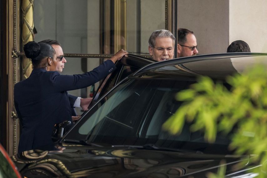 El secretario del Tesoro de EE. UU., Scott Bessent, sale de su hotel para una reunión con funcionarios de China sobre aranceles en Ginebra, el 10 de mayo de 2025.