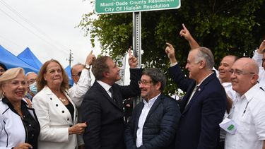Carlos Hernandez, alcalde de Hialeah junto a Francisco Santos Calderón, vicepresidente colombiano y miembros de la comunidad en la ceremonia de inauguración de la calle President Alvaro Uribe Velez Way en Hialeah.
