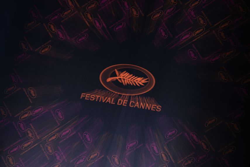 Esta fotografía tomada el 13 de abril de 2023 muestra el logotipo del Festival de Cine de Cannes durante la conferencia de prensa para anunciar la Selección Oficial del 76° Festival de Cine de Cannes en París.