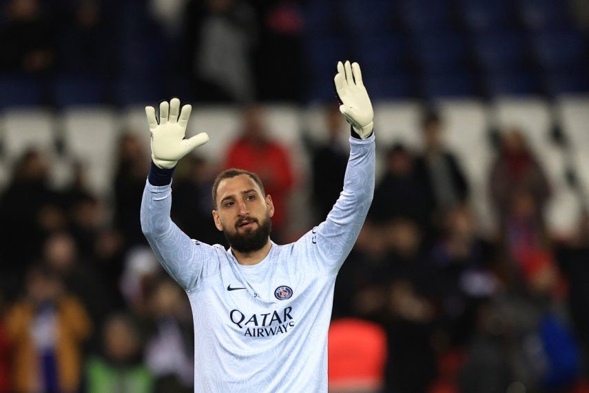 En foto del 4 de marzo del 2023, el portero del París Saint-Germain, Gianluigi Donnarumma, saluda a la afición antes del juego de liga contra el Nantes.&nbsp;