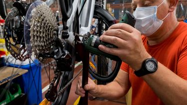 Un instalador trabaja en la confección manual de una bicicleta.