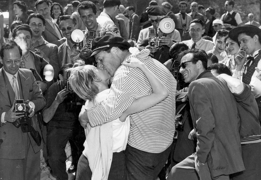En esta foto del 28 de abril de 1955, el actor y cantante Eddie Constantine besa a su nueva esposa Helene Mussel para los fot&oacute;grafos alrededor durante el Festival Internacional de Cine de Cannes, en el sur de Francia.&nbsp;