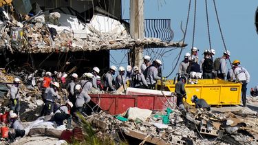 Rescatistas buscan entre los escombros del condominio Champlain Towers South, en Surfside, Florida.&nbsp;