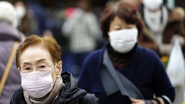 Peatones con m&aacute;scaras de protecci&oacute;n en una zona comercial de Tokio, el jueves 16 de enero de 2020.&nbsp;