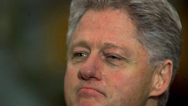 Fotograf&iacute;a&nbsp;del 19 de diciembre de 1998 del entonces presidente Bill Clinton, a las afueras de la Oficina Oval, despu&eacute;s de que la C&aacute;mara de Representantes votara a favor del juicio pol&iacute;tico contra el mandatario.