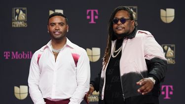 En esta fotografía del 18 de febrero de 2021 Zion, izquierda, y Lennox, de Zion & Lennox, llegan al Premio Lo Nuestro en el American Airlines Arena en Miami. Zion & Lennox lanzaron su álbum El Sistema el 22 de julio de 2021. 