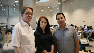 Michael Waidner (i), director del Centro Fraunhofer para Seguridad Cibernética, junto a sus dos directores técnicos Haya Shulman y Michael Schapira en un aula de la Universidad Hebrea de Jerusalén&nbsp;
