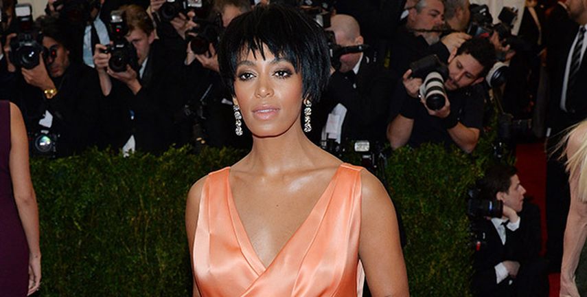 La cantante estadounidense Solange Knowles posa para una fotografía a su llegada a la gala 2014 Anna Wintour Costume Center, que se realiza en Museo de Arte Moderno de Nueva York (MOMA). (EFE)