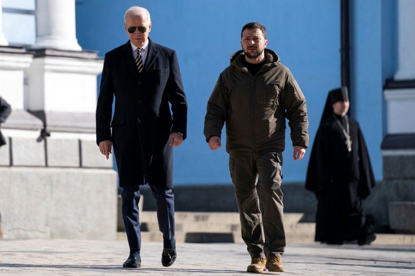 El presidente Joe Biden (izq.), camina con el presidente de Ucrania, Volodimir Zelenski (der.), en la Catedral de las Cúpulas Doradas de San Miguel durante una visita de Biden no anunciada, en Kiev, el 20 de febrero de 2023.