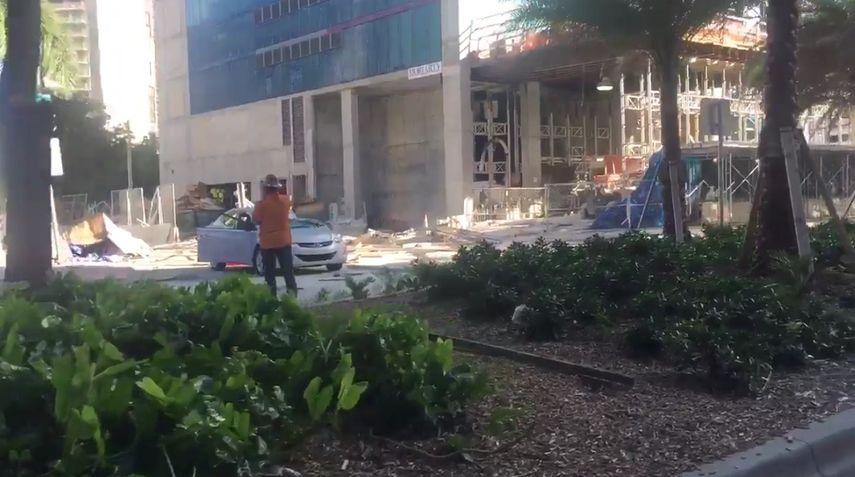 Vista de un auto dañado por la caída de un andamio en Brickell Avenue, Miami.