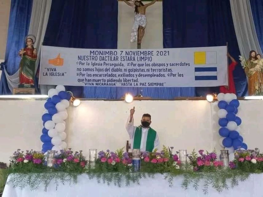 Una manta en el altar de la iglesia Magdalena del rebelde barrio Monimbó de Masaya, 34 km al este de Managua, donde oficia misa el sacerdote Pedro Méndez, llama al no voto.