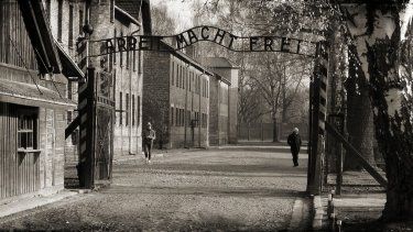 Exsecretaria nazi guarda silencio en la apertura de juicio