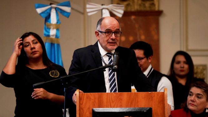 Gustavo Berganza, integrante de Mirador Electoral, habla durante la presentación de los resultados de la primera ronda de las elecciones presidenciales