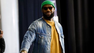 LeBron James, de los Lakers de Los Ángeles, llega a la arena antes del partido contra los Warriors de Golden State en San Francisco, el sábado 11 de febrero de 2023.