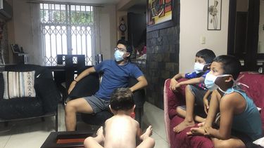 Varios miembros de la familia de Bella Lamilla, la primera persona en ser diagnosticada con coronavirus en Ecuador, mientras se mantienen en cuarentena en su casa en Babahoyo, Ecuador.