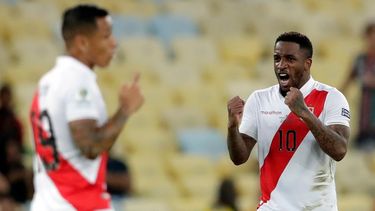 Al menos 10 jugadores de Perú, entre ellos Jefferson Farfán, que celebra en la foto un gol en la Copa América 2019, invitaron al pueblo a votar por la democracia el 6 de junio