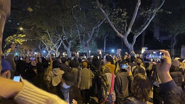 Algunos residentes usan sus celulares para grabar una protesta por un incendio mortal en un edificio residencial en la ciudad china de Urumqi el sábado 26 de noviembre de 2022 en Shanghái, China.&nbsp;