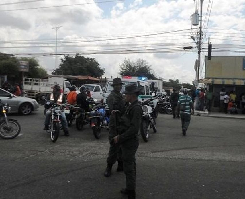 Sobre las 2:00 am los agentes, armados, pidieron a los hu&eacute;spedes que se quedaran en la recepci&oacute;n del hotel y despu&eacute;s de las 3:00 de la madrugada informaron de que hab&iacute;an encontrado un segundo artefacto explosivo.&nbsp;
