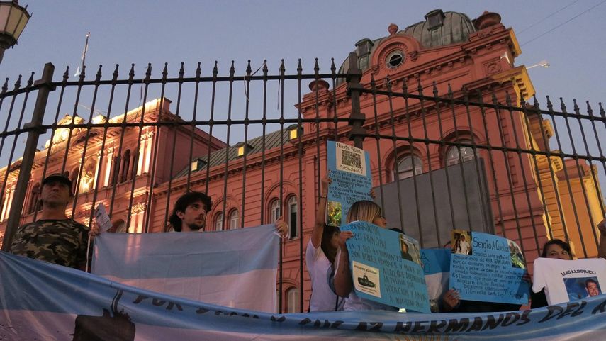 Familiares de los tripulanes del submarino argentino Ara San Juan protestan este 15 de marzo de 2018, frente a la Casa Rosada, sede del Gobierno, en Buenos Aires.