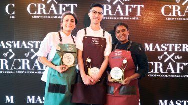 Geovanna Bueno, Gustavo N. Busquets, Yandery Crispin posan con sus premios tras vencer Masters of the Craft. 