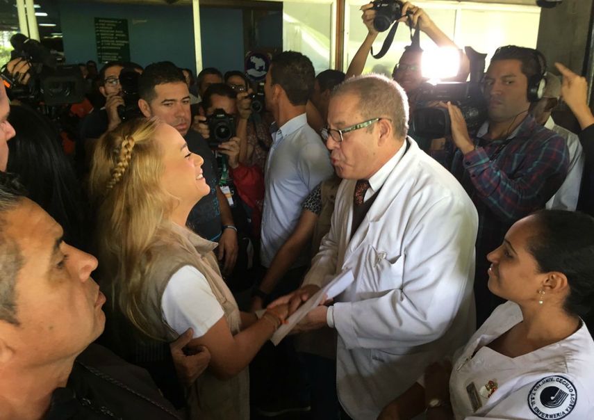 La esposa de Leopoldo López se ha encargado de repartir medicinas en los distintos hospitales de la capital venezolana