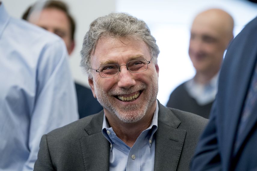 El director ejecutivo del Washington Post, Marty Baron, sonríe en la redacción del diario al ganar dos premios Pulitzer, Washington, 16 de abril de 2018. Baron, uno de los periodistas más prestigiosos de Estados Unidos, anunció el martes 26 de enero de 2021 su retiro a fin de febrero.&nbsp;