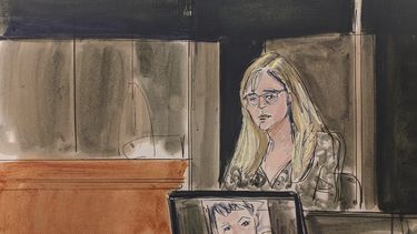 En este boceto de la sala, Annie Farmer testifica en el estrado durante el juicio por abuso sexual de Ghislaine Maxwell, el viernes 10 de diciembre de 2021, en Nueva York. Una foto de Maxwell aparece en una pantalla en primer plano.