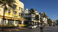 Vista parcial de Ocean Drive, la ma&ntilde;ana del 21 de marzo de 2020