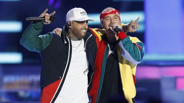 En esta foto de archivo del 26 de abril de 2018, Nicky Jam, izquierda, y J Balvin interpretan X (Equis) en los Premios Billboard de la Música Latina en Las Vegas.