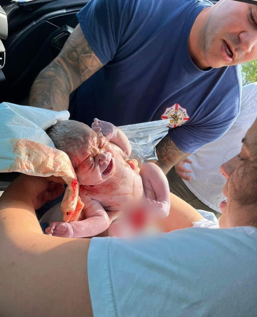 Bomberos de Hialeah asisten a mujer embarazada.&nbsp;