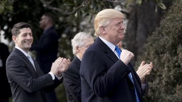 El presidente Donald&nbsp;Trump&nbsp;(d), celebra con el presidente republicano de la Cámara de Representantes, Paul Ryan (i), y otros republicanos la aprobación de la reforma fiscal el miércoles 20 de diciembre de 2017, en el ala sur de la Casa Blanca, en Washington DC, EEUU.