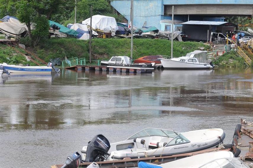 Vista  del arroyo Saladillo de la localidad Villa Gobernador Gálvez (Santa Fe), Argentina, donde un niño de cuatro años que fue hallado sin vida la noche de este jueves. Dos menores murieron y cerca de 20.000 personas permanecen evacuadas en el noreste