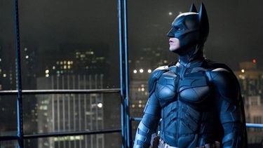 Esta edición de 96 páginas está cargada con una lista increíble de talento que te llevará a una aventura a través del pasado de Batman, su presente y su futuro, anunció en su página la firma.