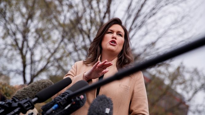 La portavoz de la Casa Blanca, Sarah Huckabee Sanders, atiende a los medios en la Casa Blanca, en Washington.