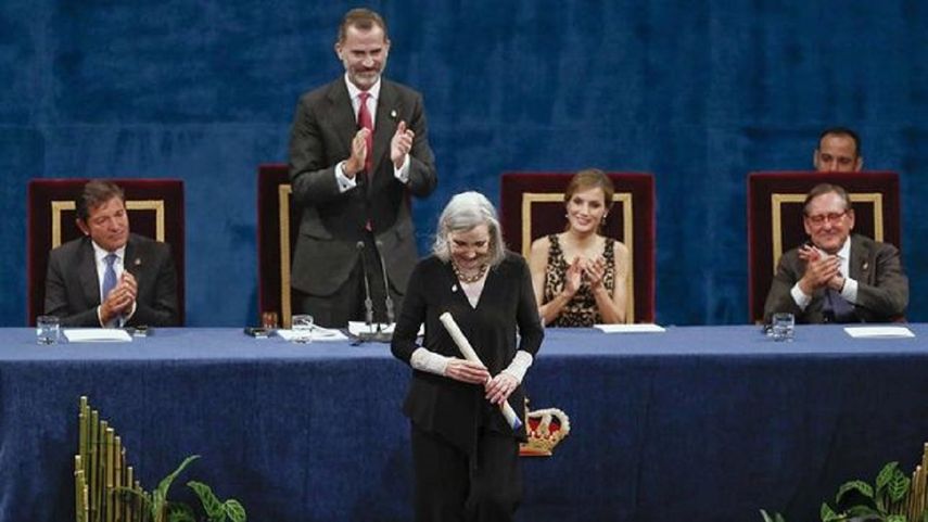 La actriz Nuria Espert saluda tras recibir el pasado año de manos del Rey Felipe el premio de las Artes, durante la ceremonia de entrega de los Premios Princesa de Asturias 2016.&nbsp;
