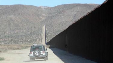 Trump defendió en campaña electoral que había que cerrar los más de 3.100 kilómetros de frontera común entre Estados Unidos y México.